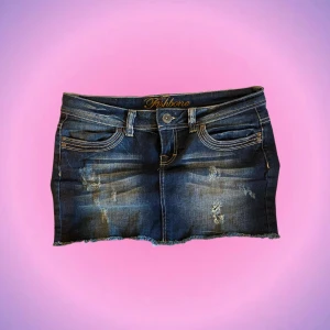 Lowaisted denimskirt - Såå cool low-waisted mini skirt i mörkblått jeanstyg! Använt sparsamt av mig i somras och är i toppenskick! Midjemått är ca 41 cm och längden är 8cm❤️ Skriv privat vid intresse o frågor🫶🏻🫶🏻