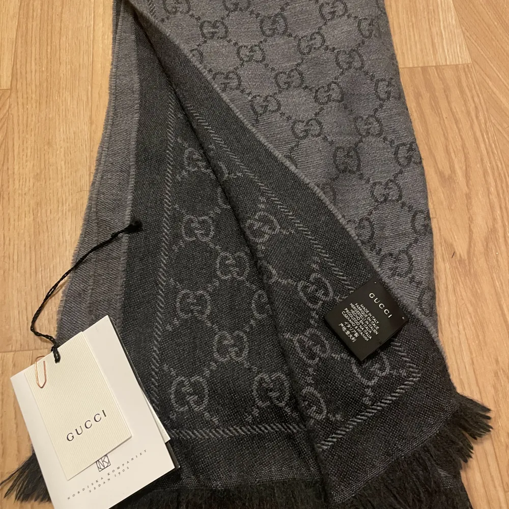 Gucci halsduk/scarf  Köpt på NK i Göteborg, kvitto samt gamla prislappen finns kvar och medföljer (se bild). Unisex, både för dam och herr. Ordinarie pris 2 490kr.  Säljs för att jag inte får användning av den längre.  Perfekt skick. . Accessoarer.