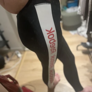 Reebok träningsbyxor - Träningsbyxor från reebok, inget slitage vad jag kan se, använda ca 5 ggr. 