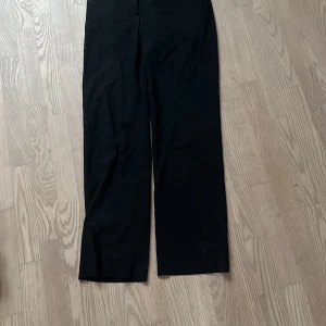 Byxor - Kostymbyxor från MQ  Raka, svarta, strl 38 Fint skick, 200  Levis jeans  Lågmidjade raka strl w29 Fint skick knappt använda, 300kr  Skinnbyxor Gina Tricot  Raka Strl 38 Fint skick, 100kr  Alla byxor är uppsprätta i sömnen där nere men de är inget man ser 