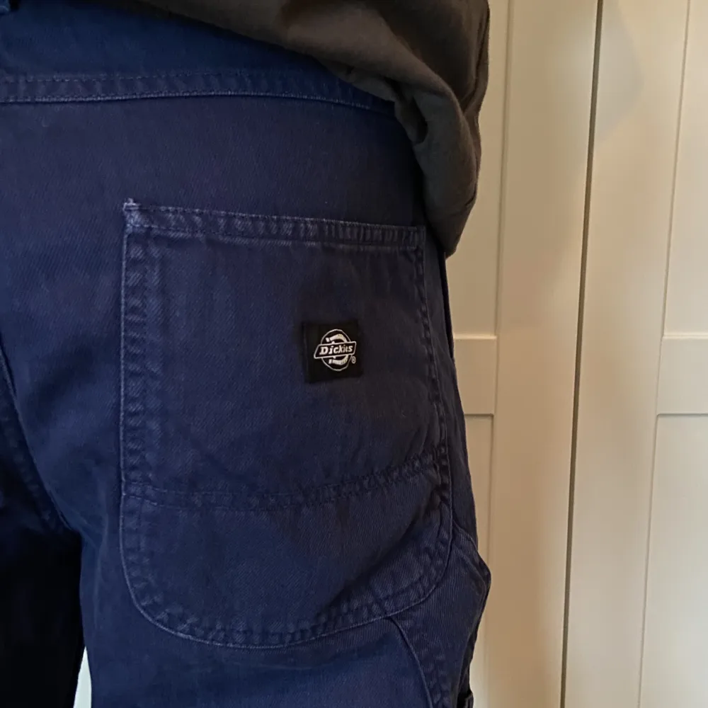 Super snygga mörkblå byxor från dickies. Strl W30 L32. Köpta nya och är i super fint skick. . Jeans & Byxor.