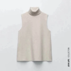 Zara topp! - Första bilden är från hemsidan, min är grå!!💖Säljer denna snygga tröja från zara då jag har två likadana! Använd ett fåtal gånger men ser ut som ny! BYTER INTE!💙💙