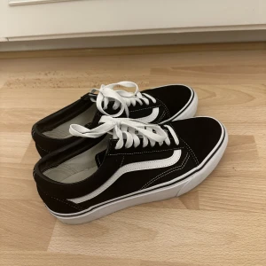 Vans platform - Vans platform nästan helt nya, strl 39. 560 inklusive frakt