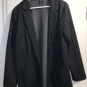 Kritstrecksrandig kavaj, Storlek L - En kritstrecksrandig mjukis”kavaj” utan knappar från H&M. Loose fit! Storlek Large. 