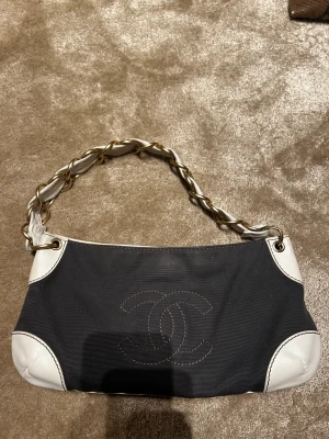 Chanel  - Vintage Chanel, köpt från Vestiaire 