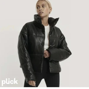 Vero Moda pufferjacka i svart - Snygg oanvänd jacka med prislappar kvar. Inköpt på Vero Moda för 649kr. Jackan är i en kort, vadderad modell med ett yttertyg i skinnimitation. Jackan stängs med tryckknappar. Skriv för fler bilder. Storleken är Medium men passar även small. 