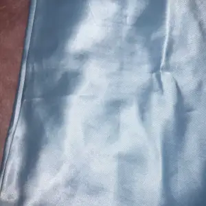 Ljusblå Satin kjol från chiquelle