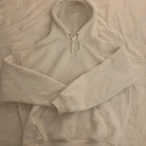 Vit bikbok hoodie i bra skick fortfarande väldigt vit och inte söndertvättad som dem flesta st:s