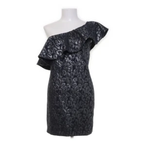 Fin nyårs klänning - Jätte fin klänning och passar super bra till tillexempel nyår. Helt ny endast testad på och säljer då den tyvärr inte passade. Köpt ny för 399kr säljer för 350. 