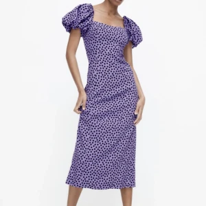 Klänning från zara - Prickig klänning från zara. Slutsåld på hemsidan.