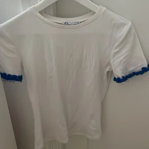 Tröja Zara - Säljer min fina T-shirt från zara med detaljer på armarna, super fin men har slutat använda den! Köpt för inte alls länge sedan 