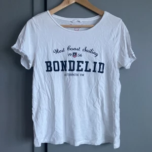 T-shitt - Vit bondelidtröja i Stl M