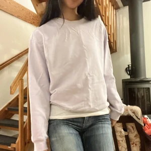 Fin lila tröja - Fin sweatshirt från Monki💗lite blekta märken vid kragen med det är inget som syns, kontakta gärna mig för fler bilder:)