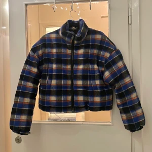 Urban Outfitters Puffer jacket - Crop puffer jacka från Urban outfitters Strl XS/S/M. Knappt använd, nypris 599kr! Säljer pga flytt ner till skåne, Hämtas snarast i Stockholm eller köparen står för frakt✨