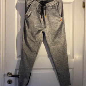 Grå tränings/mjukisbyxor  - Storlek M