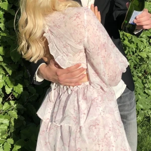 Rosa klänning - En så fin rosa klänning med öppen rygg från NA-KD andvänd 1 gång på en student! Verkligen en sommardröm! Skriv för fler bilder!!