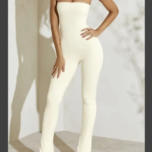Jumpsuit Oh Polly - Säljer denna ”krämvita” jumpsuit från Oh Polly, endast testad & alla lappar kvar. Storlek UK 8 motsvarar S men väldigt stretchig. Bjuder på frakten & kan också mötas inom Stockholm! 