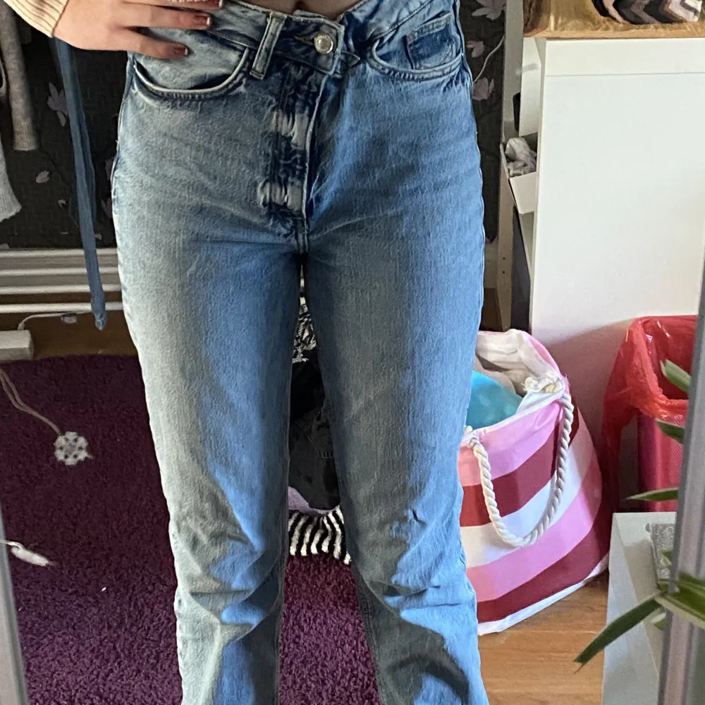 Säljer ett par jättefina högmidjade jeans från zara som tyvärr var lite för stora för mig💞 köpta för 400kr och säljer för 350 knappt använda priset kan ev diskuteras. Jeans & Byxor.