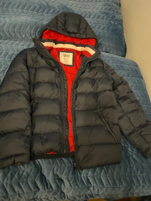 Vinter jackor - Det är en Tommy hilfiger jacka som är L och en subprime jacka som också är i Storlek L 1000kr per jacka 