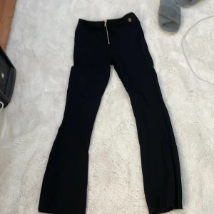 flarebyxor - fina flarebyxor i lite tjockare tights material