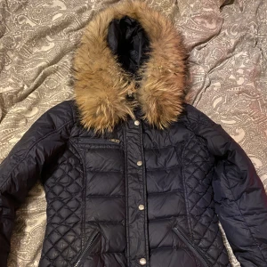 RockandBlue - RockandBlue jacka i storlek 38(Äkta Päls). Endast testad så den är som ny. Förstor för mig därför den säljs Eller bytes mot en rockandblue jacka fast i storlek 34/36. Måste bli av me denna helst så fort som möjligt.