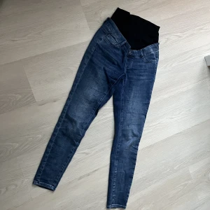 Jeans Gravid - Gravidjeans i supermjukt material från Shein med knapp för inspänning i midjan. Smala i benen och stretchiga. Strl. 36. Stora i storlek. Oanvända. Samfraktar gärna! Kolla in mina andra annonser 