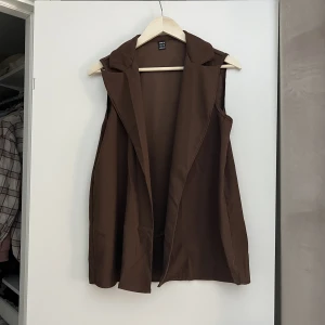 Kavajväst - Brun kavajväst strl. S från Shein. Oanvänd. 80 kr. Samfraktar gärna! Kolla in mina andra annonser om det finns något av intresse! 