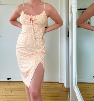 Klänning - Superfin somrig klänning i aprikos från danska märket its may. Strl M. Använd en gång, därav som i nyskick. Säljer då jag tyvärr inte får användning för den