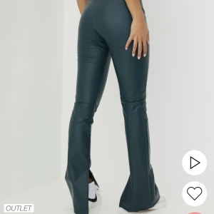 Skinnbyxor nelly - Säljer dessa gröna skinnbyxor från Nelly i strl 38! Långa på mkg som är 171 cm lång!🥰 stretchiga❣️ nyskick! 