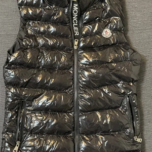 Moncler Väst  - Moncler väst i storlek S, herr. Knappt använd. Inga tecken på användning. Jag tänker lägga priset på något rimligt för att få den såld snarast: 500kr. Pris kan diskuteras. Vid flera intresserade gäller högsta budet. 