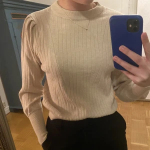 Söt tröja med puffärm - Säljer denna söta tröja då jag redan har en likadan! Tröjan är relativt tunn och har en fin puffärm. Knappt använd💗