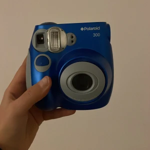 Polaroid 300 Kamera - Funkar utmärkt men får ingen användning utav den så säljer den vidare! Frakt ingår