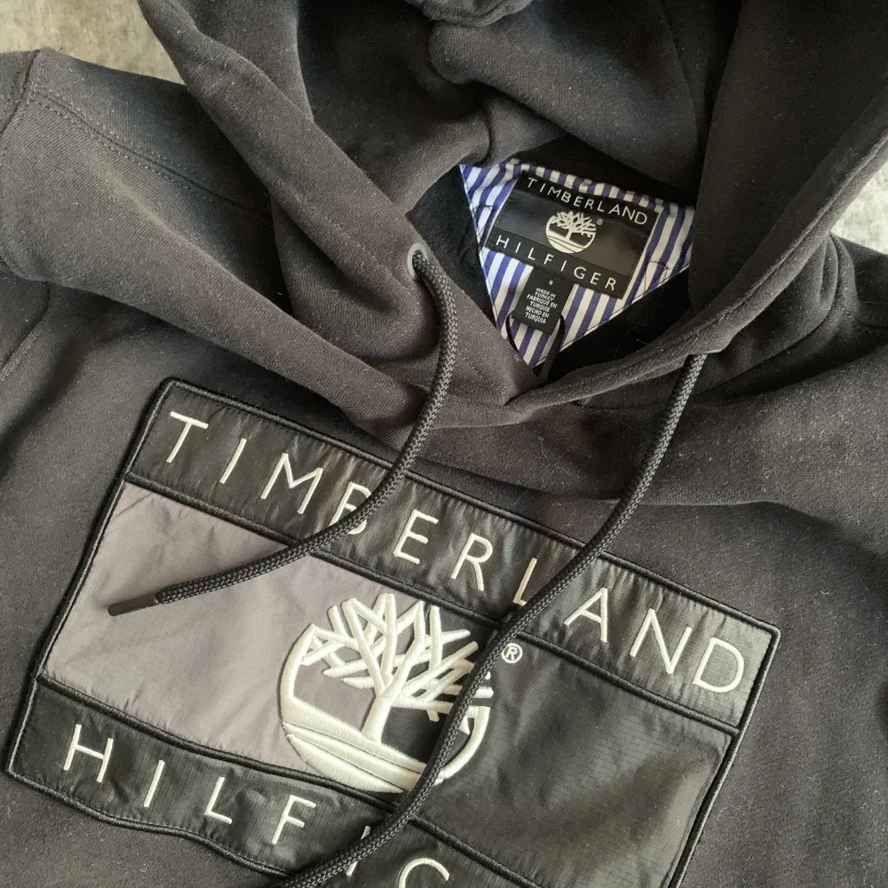 Svart hoodie från Hilfigers kollektion tillsammans med Timberland - . Aldrig använd! . Hoodies.