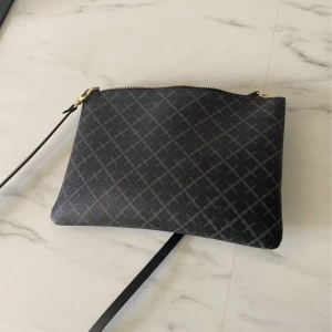 Malene Birger kuvert väska  - Säljer min fina kuvert väska från malene Birger (nypris 900kr), säljer för 600kr då inget kvitto finns längre.  Skriv om du är intresserad 😇