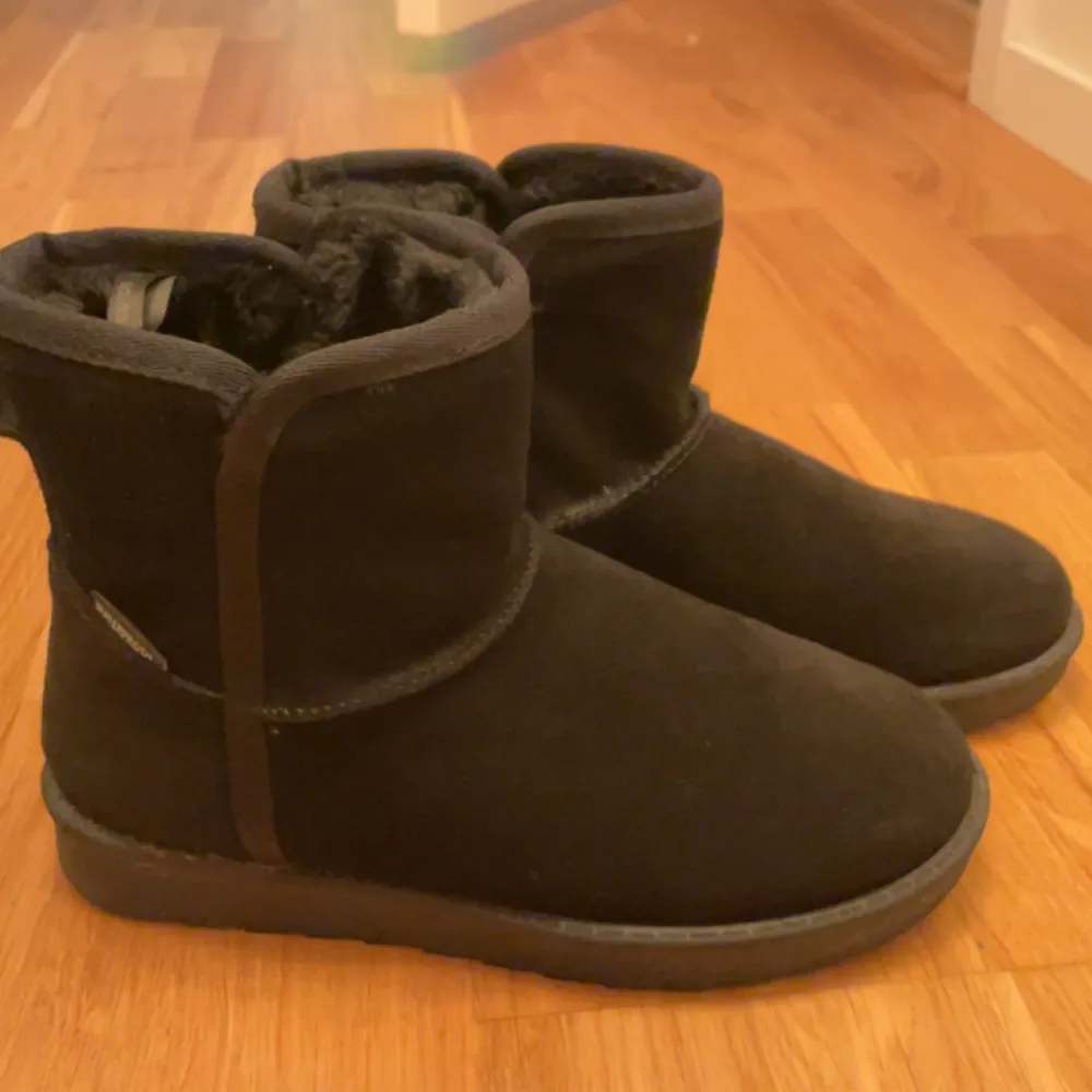 Nya äkta läder ”uggs” till salu, köpt för 2 veckor sen men säljer pga fel storlek. Använda ute en gång i torrt väder annars helt oanvända.  Nypris 650kr men säljer för 450 Strl 35 men skulle säga att de går o användas om man har 36 oxå . Skor.