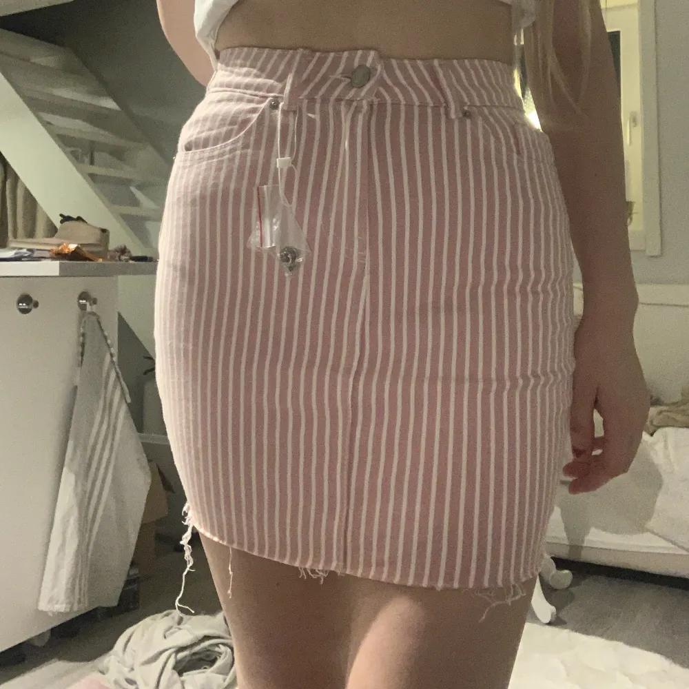 Säljer min fina fina kjol som är helt ny! Den är i storlek 32 men jag som normalt har 34/36 passar perfekt i den! Aldrig använd! Så söt i rosa och vitrandigt mönster! . Kjolar.
