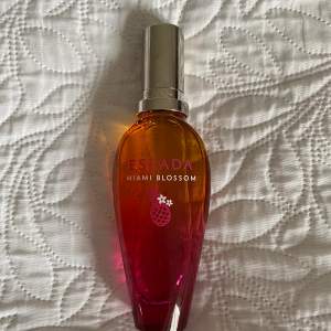 Escada parfym Miami Blossom 50 ml Aldrig använd Kan gå ner i pris mkt vid snabb affär  