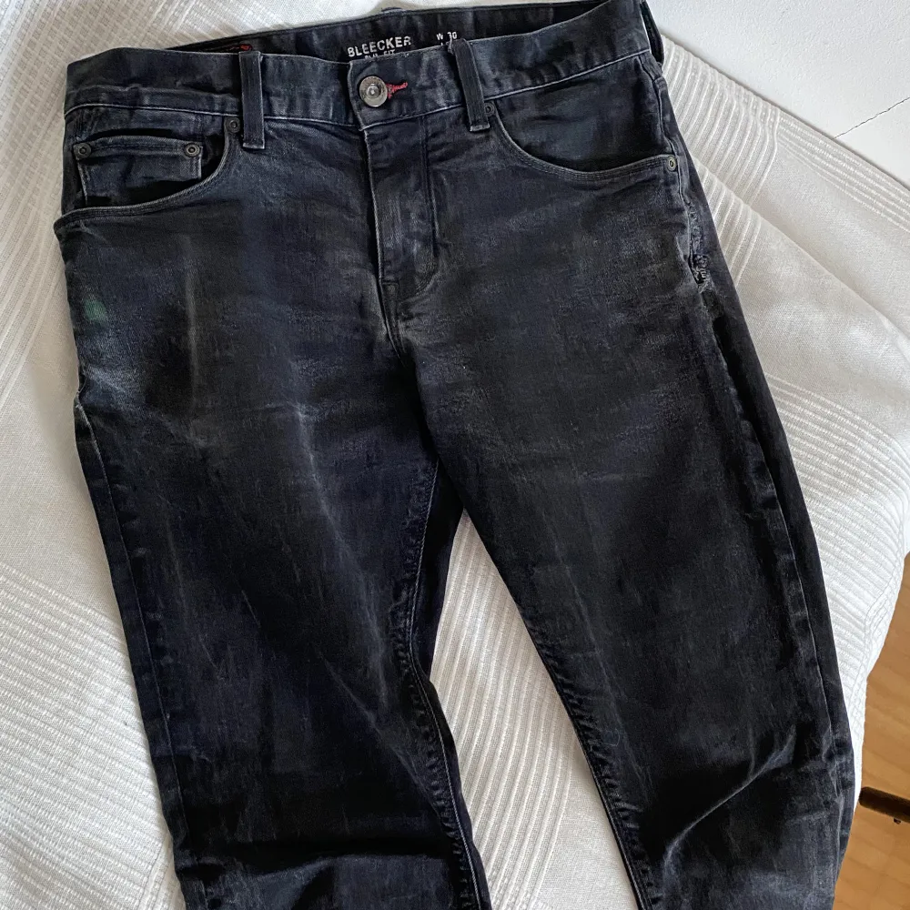 Ett par svarta, Tommy Hilfiger jeans. Passform: Slim fit Storlek: W 30 L 32. Farkut & Housut.