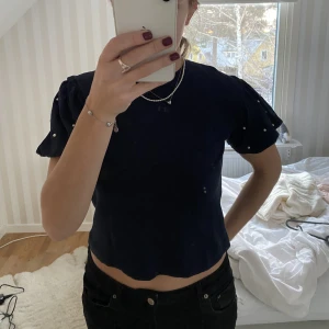 Tshirt med puffärm  - Jättesöt mörkblå tröja med puffärm. Armarna har även pärlor på