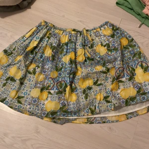 Söt kjol - Supersöt kjol köpt i Spanien, knappt använd och resor i midjan. 