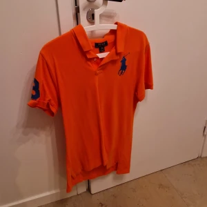 Ralph lauren piké - Orange ralph lauren piké tröja storlek xl, obs RL är små i storlekarna så allt ifrån 185-195 passar tröjan bra på!