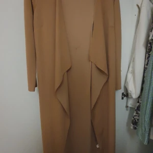 Kofta - Lång kofta beige strl/S 100 kr Lång kofta grön strl/S 100 kr