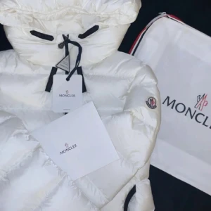 Moncler jacka  - Säljer min moncler jacka i storlek 0 (xs/s). Köpt 2021 i januari, kvitto och äkhetsbevis finns. Inget är ditt förens det är betalt. Går även att mötas i Västerås. (Köparen står för frakten). För bilder och info skriv