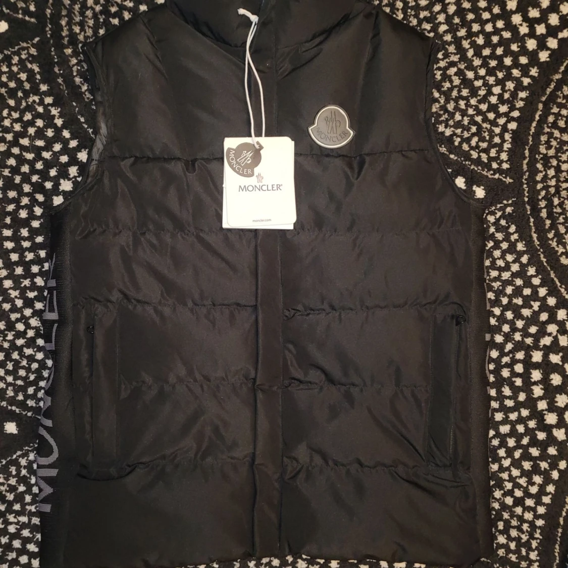 Äkta Moncler väst strl M passar inte längre mig