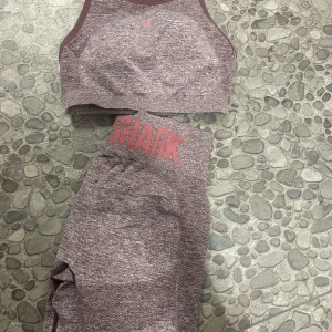 Gymshark - Nästintill oanvänt gymshark set! Så i väldigt väldigt fint skick, tänker mig 300kr. Stl Xs på båda delarna🥰