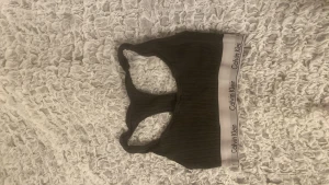 Calvin Klein  - Säljer min jättesköna Calvin Klein ”topp” bh? Pga att jag inte får plats i den längre.  Nypris: 349kr Säljer för: 120kr inklusive frakt.