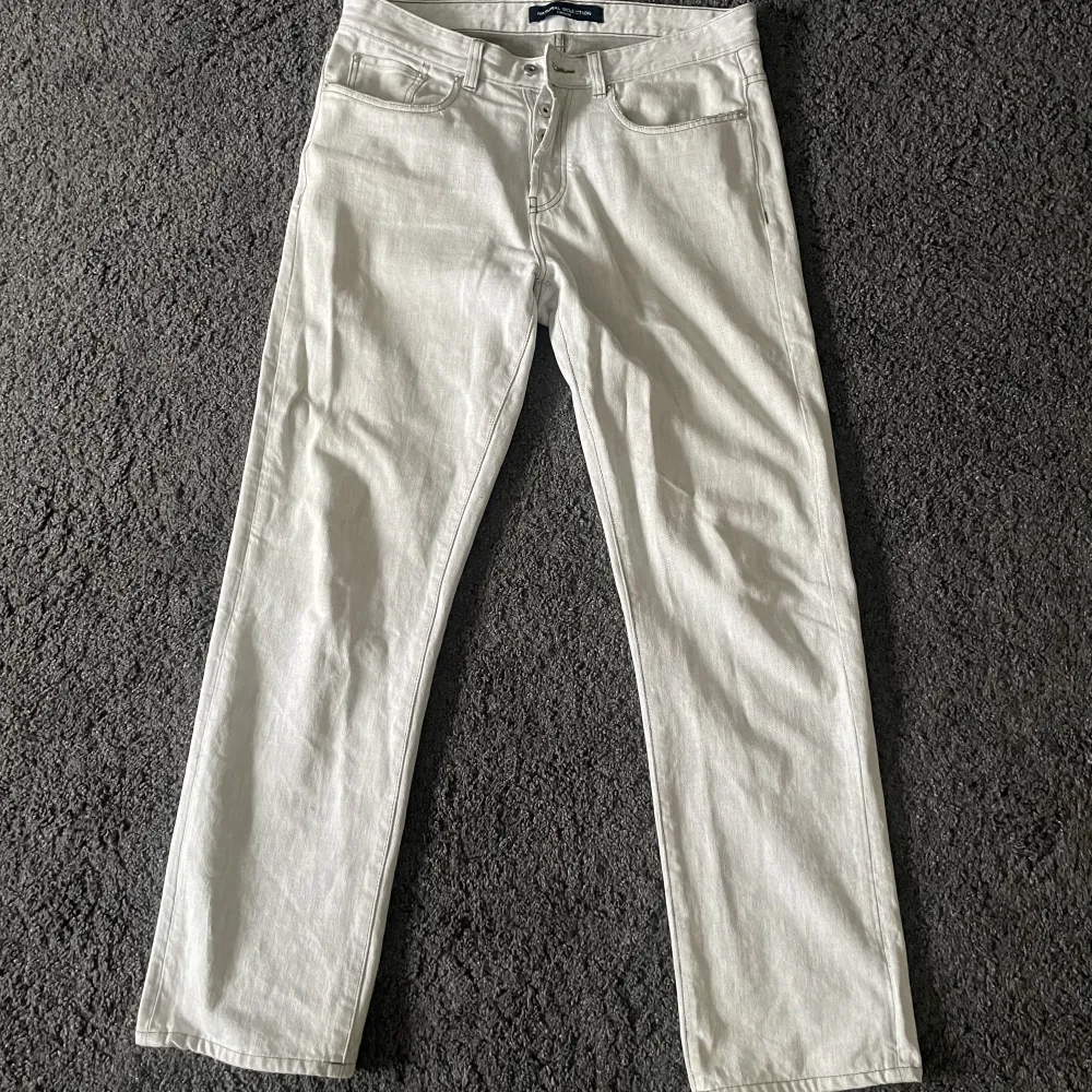 Ljusgrå jeans i avslappnad passform från Natural Selection London, köpta för 1899 på Farfetch. Fint skick. . Jeans & Byxor.