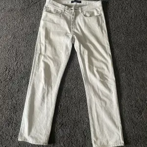 Ljusgrå jeans i avslappnad passform från Natural Selection London, köpta för 1899 på Farfetch. Fint skick. 