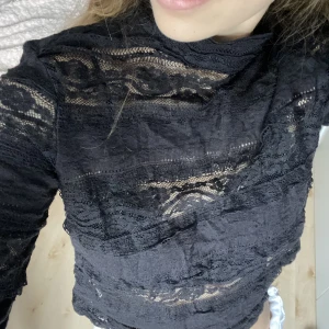 Mönstrad topp - Supersnygg topp som passar perfekt till fest, går att ha den åt båda håll beroende på om man vill ha krage eller V-rigning😍passar mig som vanligtvis har XS/S, toppenbra skick! 