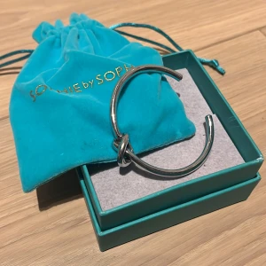 Sophie by Sophie Knot Cuff armband  - Sophie by Sophie Knot Cuff armband. One size. Använd men väldigt fint skick.  Ord pris: 3 260kr  Material: rhodium pläterad silver Mått: 6,5 x 5,7 x 1 cm